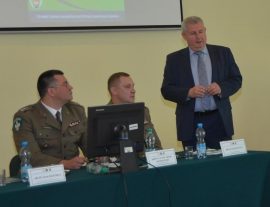 Komendant Główny SG płk Marek Łapiński (po prawej) podczas konferencji w Lubaniu