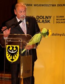 Burmistrz Olszyny Leszek Leśko podczas wręczenia odznaczenia.
