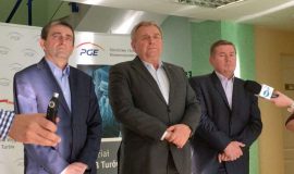 Stanisław Żuk (w środku)podczas konferencji prasowej
