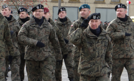 ppłk Mariusz Janikowski prowadzi defiladę z okazji pożegnania XXXV Zmiany PKW KFOR wyjeżdżającej do Kosowa.