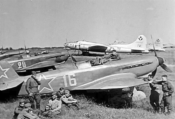 Samoloty Jak-1 z 12 dlm gw (m.in. 152 plm gw) na jednym z lotnisk połtawskich na Ukrainie podczas Operacji „Frantic” - 1944 r. W tle B-17 Flying Fortress z 5 skrzydła bombowego 15 Armii Powietrznej USA (źr. Internet)