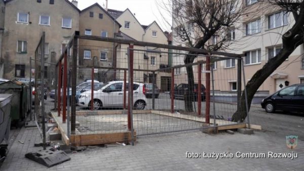 Na ul. Starej powstaje nowy boks na śmieci