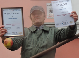 Lesław Hardziej pokazuje wyróżnienia które odebrał na Dolnośląskiej Gali Wolontariatu