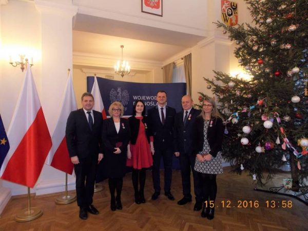 Uroczystość wręczenia medali .Od lewej stoją: Burmistrz Arkadiusz Słowiński, Dyrektor MOSiR Lubań, Małgorzata Garula, Kierownik Referatu Edukacji UM Lubań Anna Zawłocka, Wicewojewoda Dolnośląski Kamil Krzysztof Zieliński, Inspektor Referatu Zarządzania Kryzysowego i Spraw Obronnych Krzysztof Kusiak i Główna Księgowa UM Lubań Anna Kleszczyńska.
