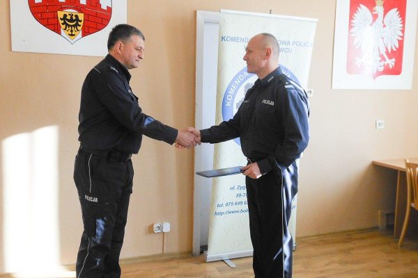Podinsp. Dariusz Borski wręcza nominacje na swojemu zastępcy podinsp. Ryszardowi Podbuckiemu